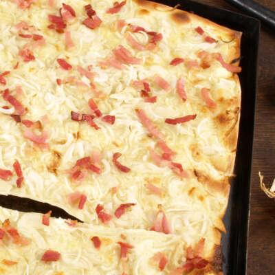 Tarte flambée d'Alsace Vacances en Alsace chez le vigneron avec un Crémant d'Alsace bio avec tarte flambée