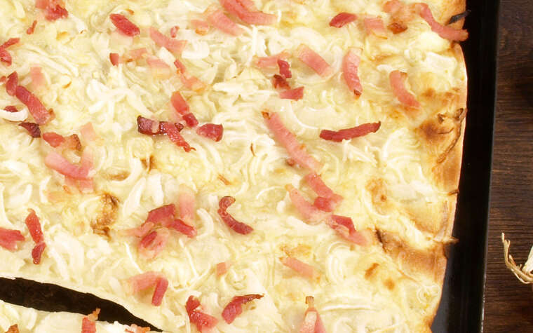 Tarte flambée d'Alsace Vacances en Alsace chez le vigneron avec un Crémant d'Alsace bio avec tarte flambée